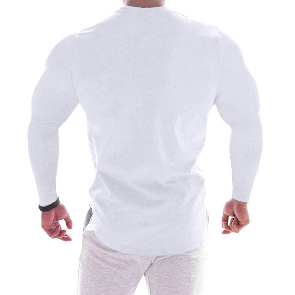 Herre sportsskjorte i fukttransporterende polyester, langermet og slim fit. Tørker fort, ideell for sport.