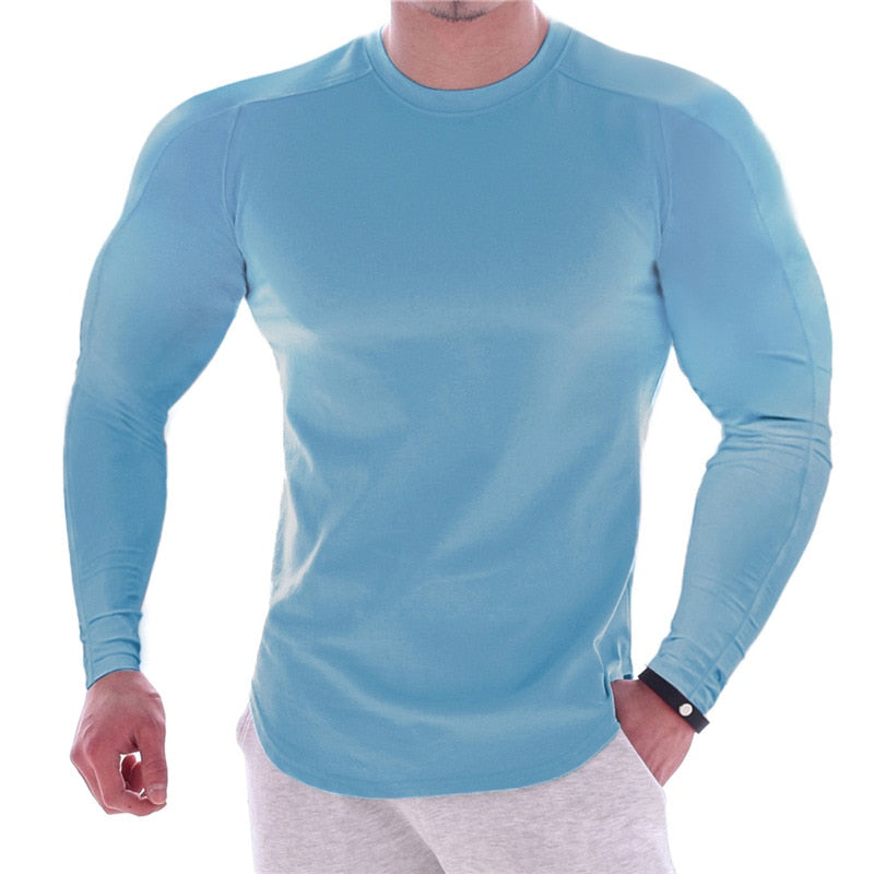 Slim fit treningsskjorte for herre, langermet, gir komfort under aktivitet. Perfekt for sport.