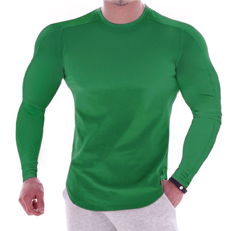 Stilren slim fit herreskjorte med lange ermer. Hurtigtørkende og komfortabel for aktiv fritid.