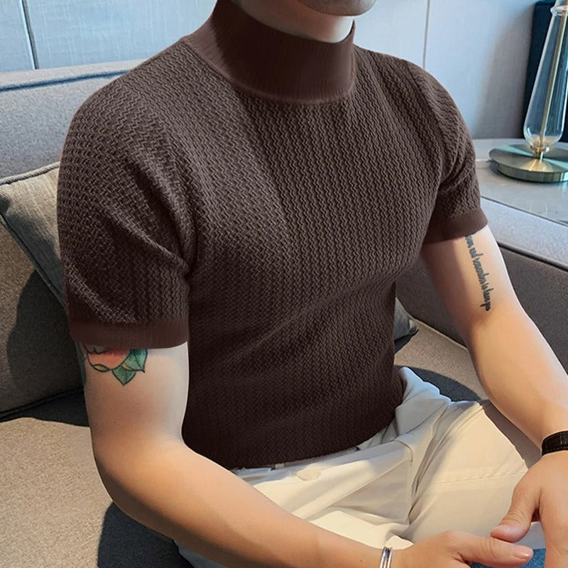 Premium herre t-skjorte med høy hals, slim fit design, tilbyr komfort og moderne mote til menn.