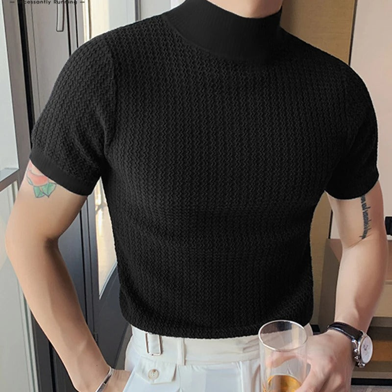 Modell iført moderne herre t-skjorte med høy hals og smal passform, viser streetwear-stil og eleganse.