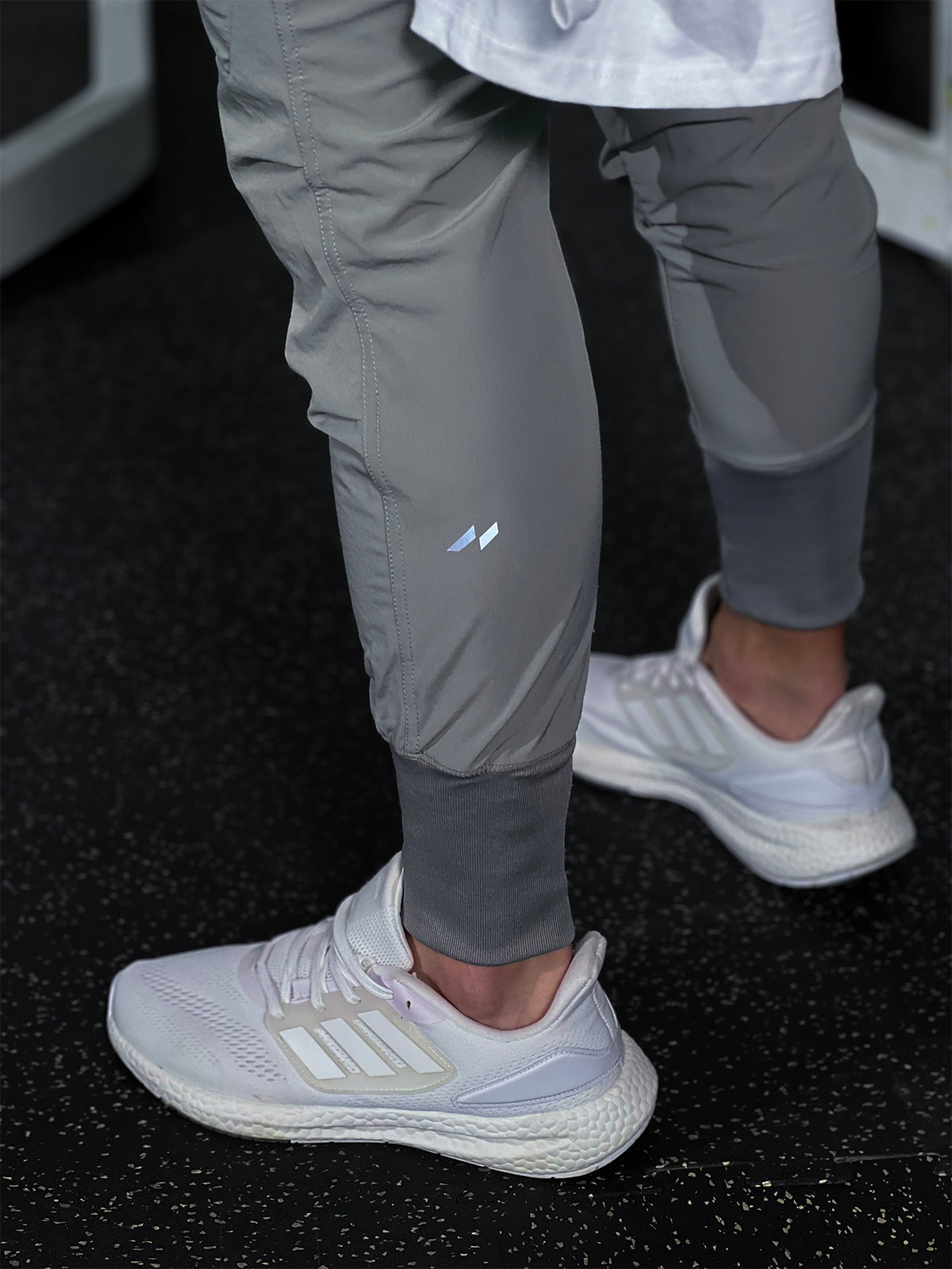 Moderne herrebukse, slim fit treningsbukse for aktivitetstøy. Perfekt passform og bevegelsesfrihet.
