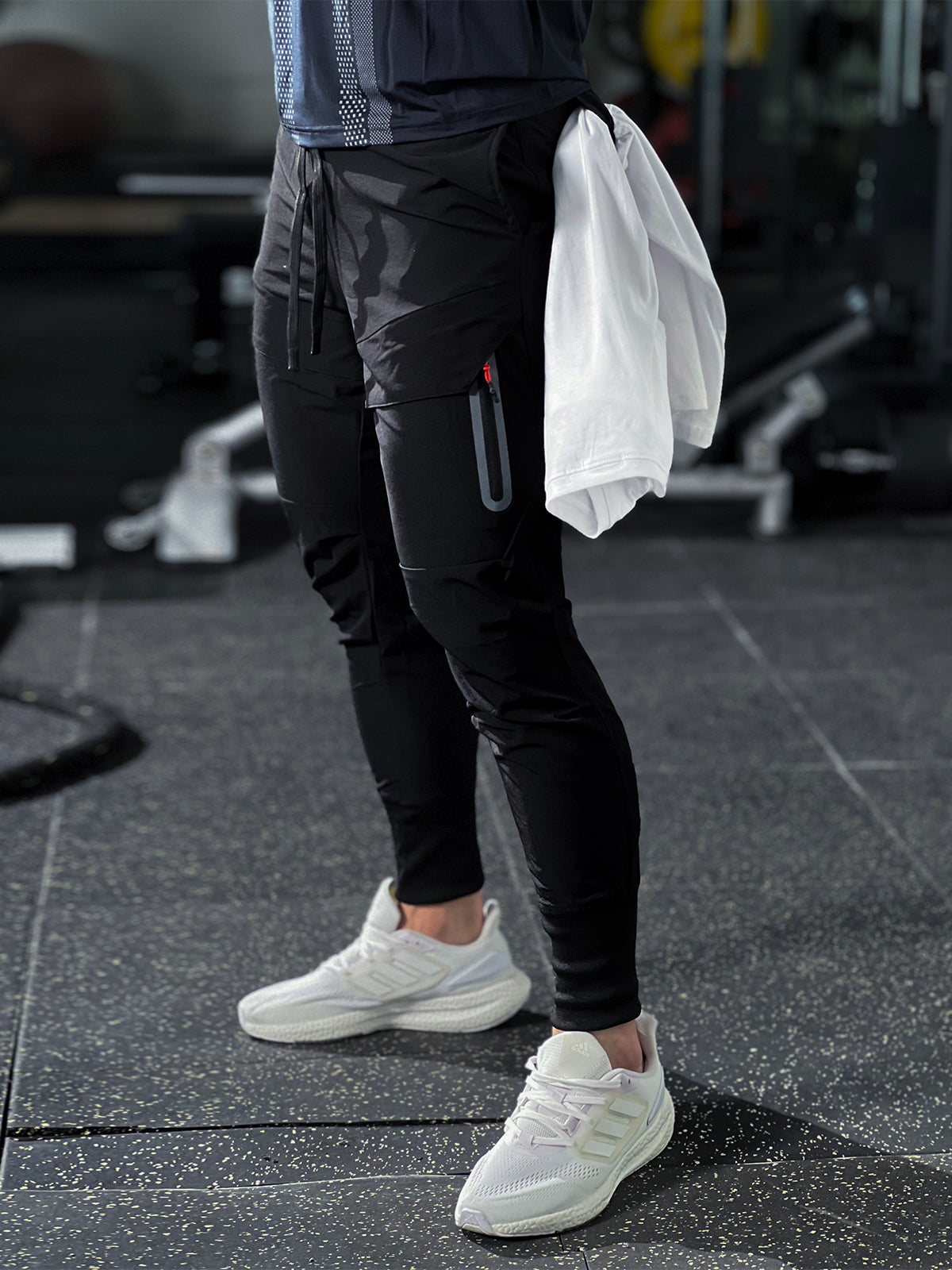 Slim fit sportsklær med praktiske glidelåslommer. Sikker oppbevaring for nøkler og mobil under trening.