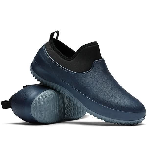 Nærbilde av robust, sklisikker såle på vanntett herre slip-on arbeidssko; perfekt for bygg- og hagearbeid.