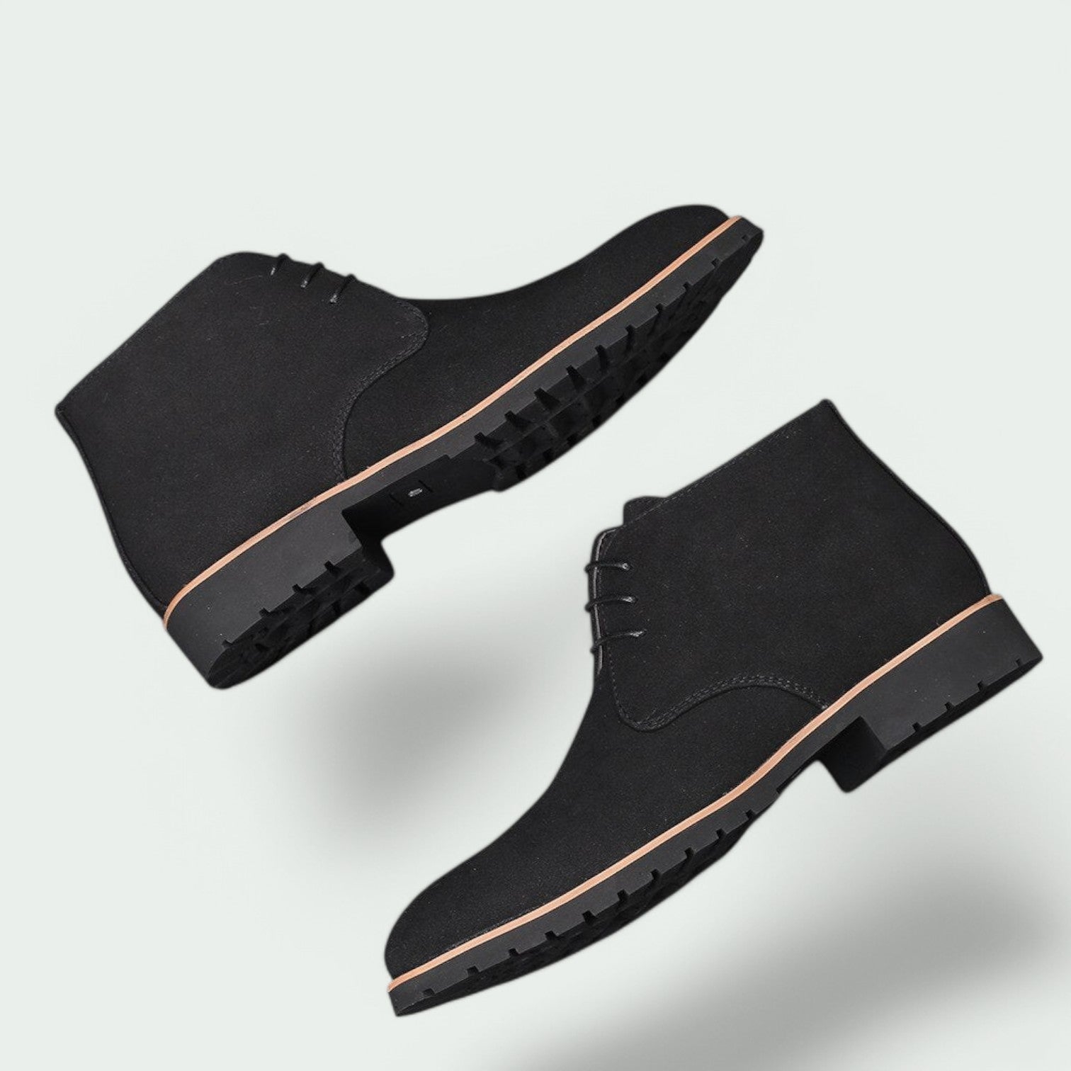 Slip-on herre bottines i mykt semsket skinn, en allsidig og stilsikker sko for alle anledninger.