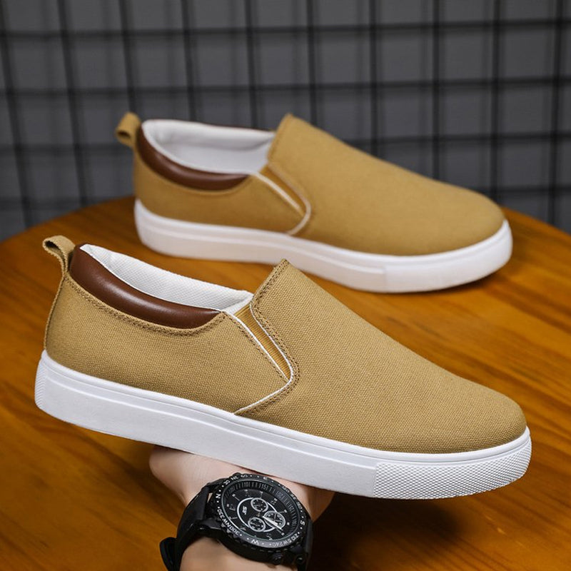 Detaljbilde av tekstur på pustende herre slip-on sko, viser kvalitet og håndverk i materialene.