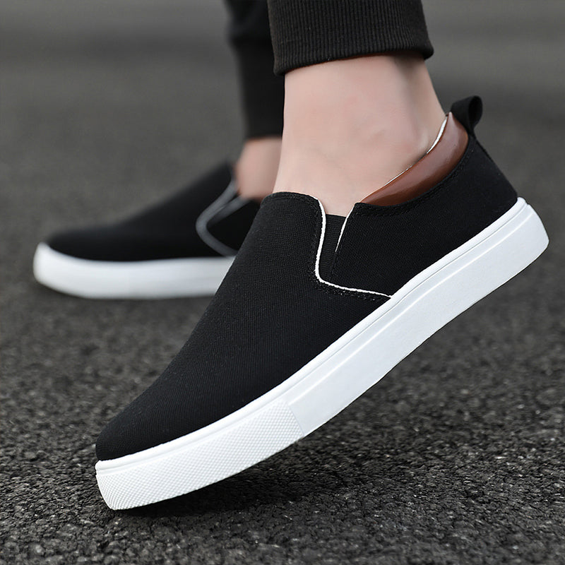 Mann går i komfortable og stilige slip-on herresko, ideelle for en avslappet sommerdag.