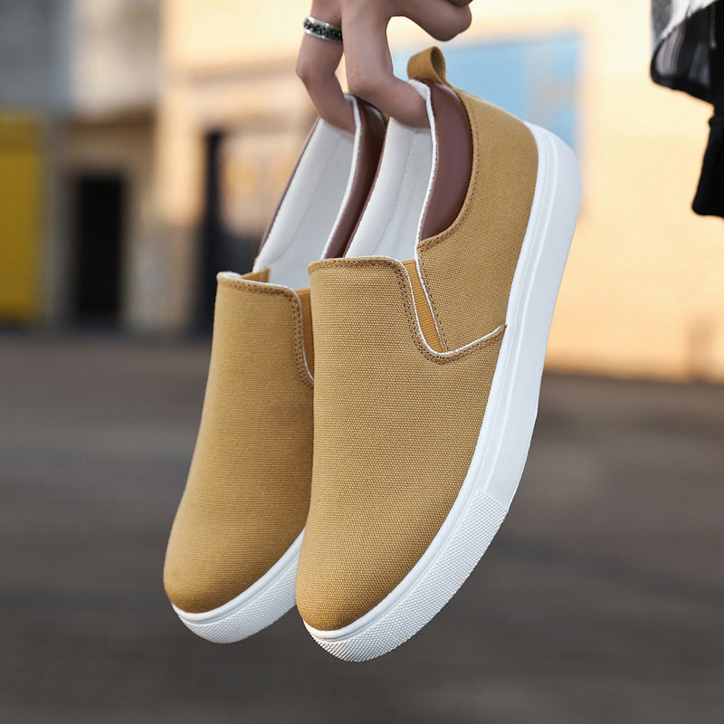 Et par pustende herre slip-on sko i nøytral farge, perfekte som allround sommersko.