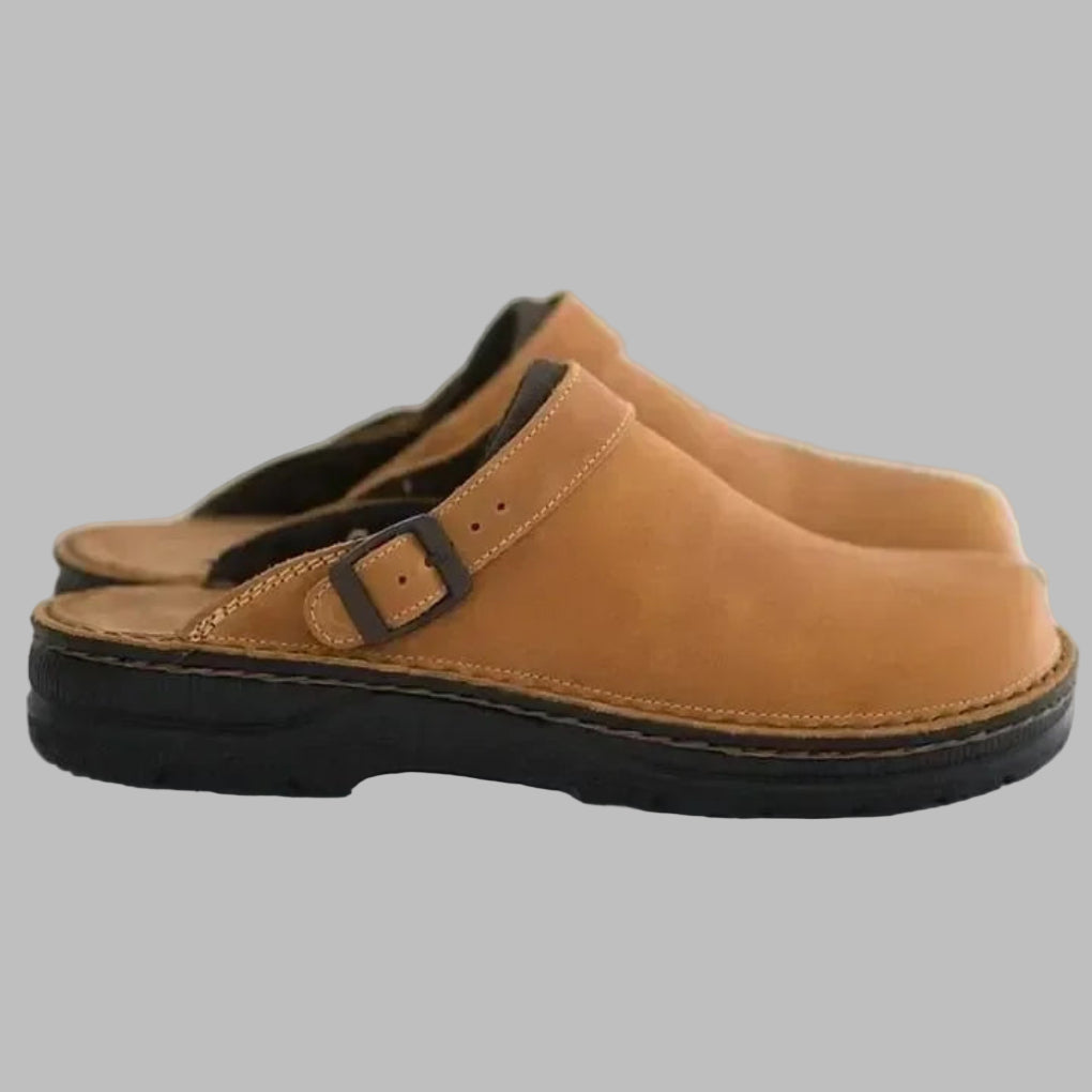 Beige herre slip-on tresko, ideelle som komfortable hagesko eller casual fritidssko.