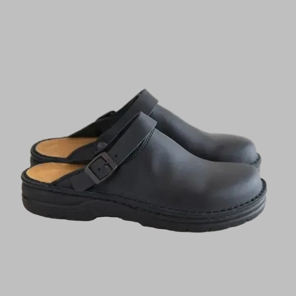 Svarte herre tresko, slitesterke slip-on komfortsko perfekte for hagearbeid og fritid.