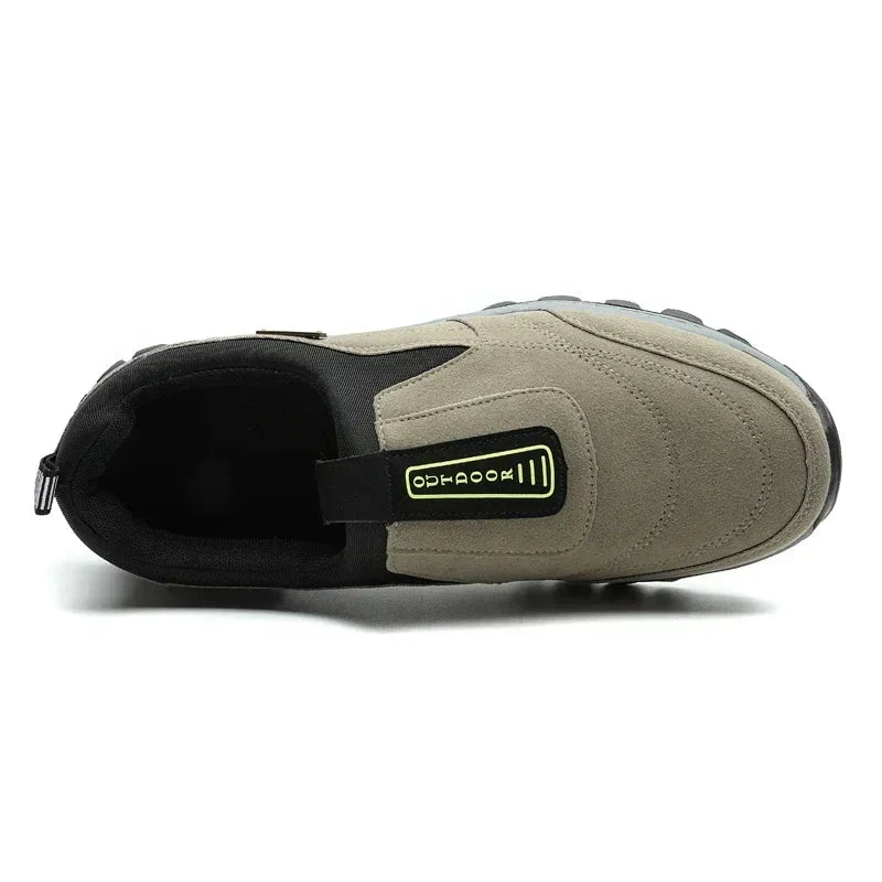 Lettvekt og komfortable herre tursko. Slip-on i pustende fuskeskinn, ideell for vår- og sommervandring.