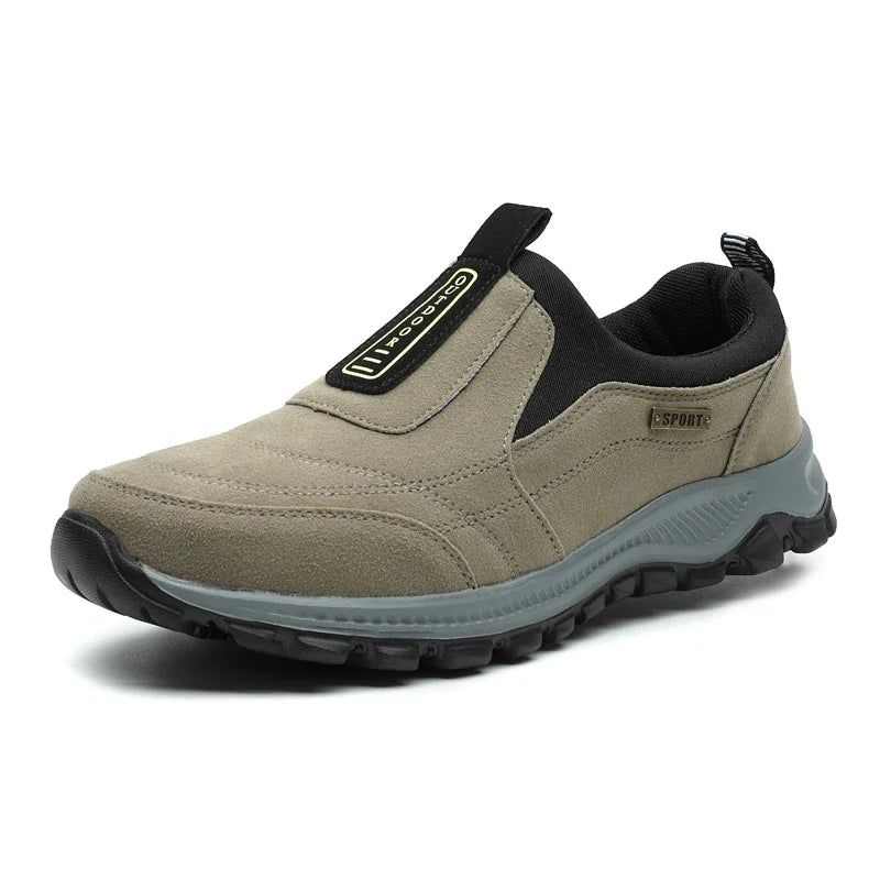 Pustende herre tursko med slip-on design. Lettvekt fuskeskinn og anti-skli såle for komfort på stien.