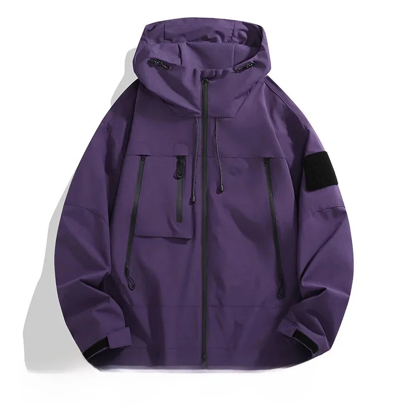Stilig herre softshelljakke med hette, robust design for sport & fritid. Behagelig og vindtett yttertøy.