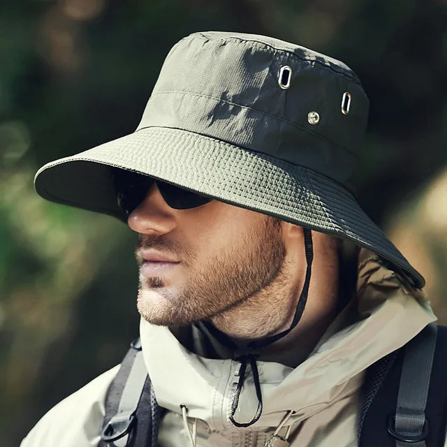 Stilig polyester herrehatt med bred skjerm, perfekt som solhatt. Tilbyr god UV-beskyttelse for utendørs bruk.