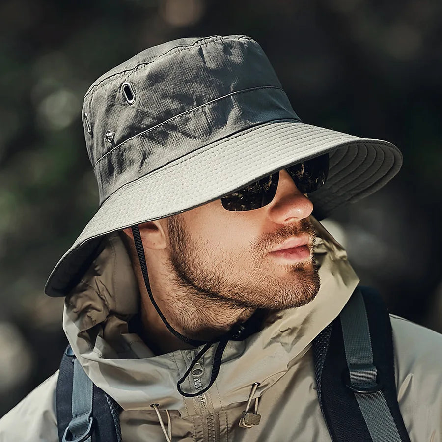 Slitesterk herrehatt for utendørs, bred skjerm beskytter mot sol. Ideell turhatt og fiskehatt i polyester.