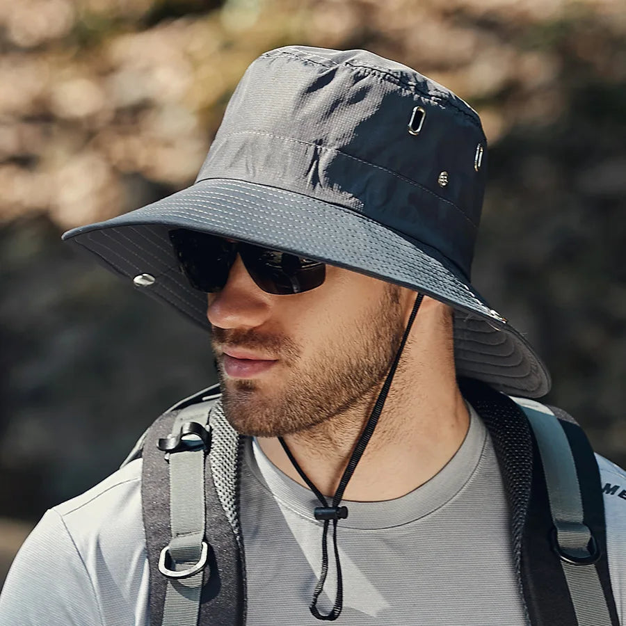 UV-beskyttende sommerhatt for herrer med bred skjerm. Perfekt solhatt for alle dine sommerlige utendørsaktiviteter.