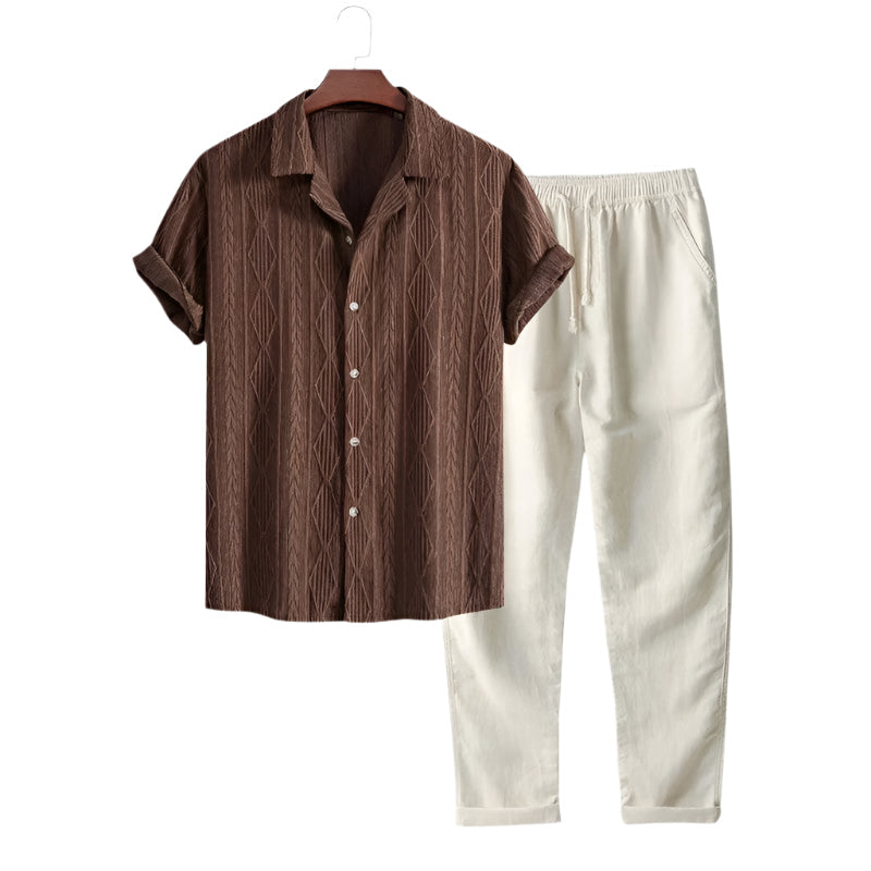 Herre sommersett i linblanding med kortermet skjorte og shorts, komfortabelt.