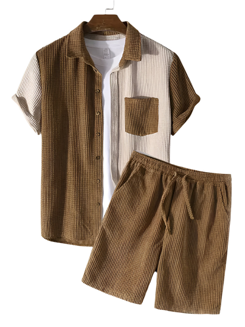 Herre sommersett med kortermet skjorte og matchende shorts i nøytral farge, perfekt for avslappet ferie.