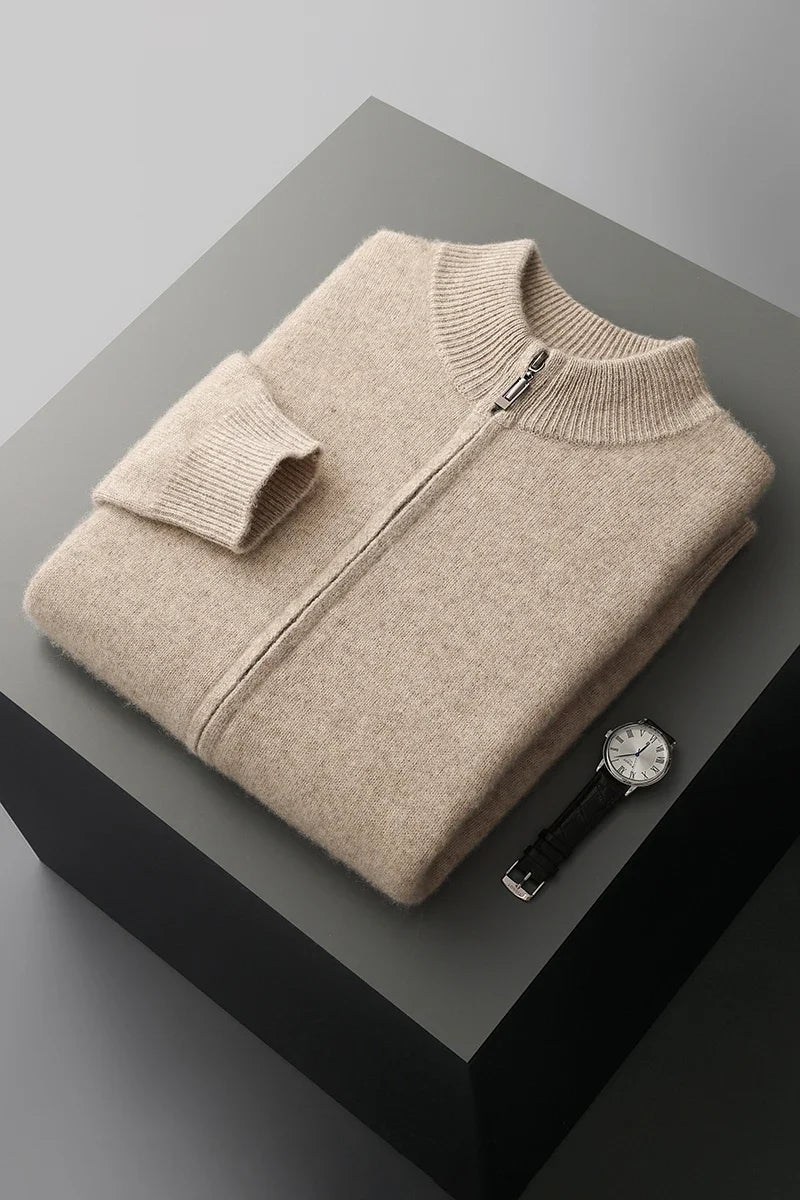 Strikket herregenser med høy krage i merinoullblanding. Varm og komfortabel ullsweater for menn.