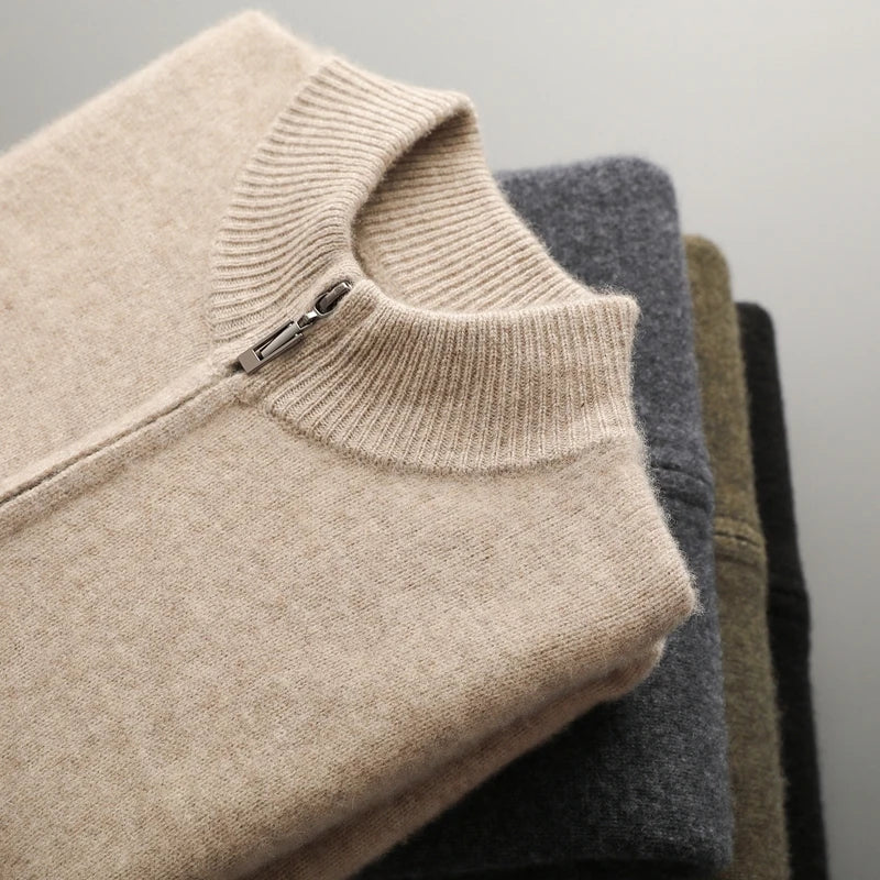 Casual herregenser i merinoullblanding, strikket design med høy krage. Perfekt for hverdagsbruk.