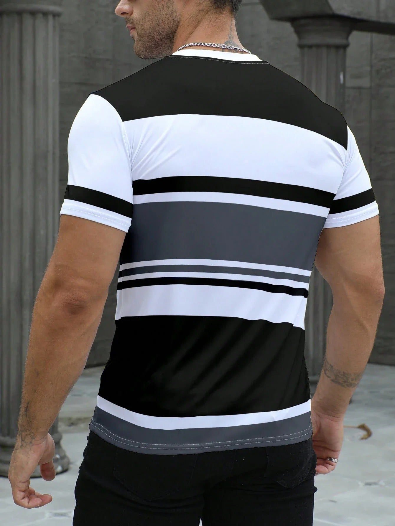 Herre stripete t-skjorte, ideell for moderne casual mote og avslappet stil. Komfortabel kortermet topp.