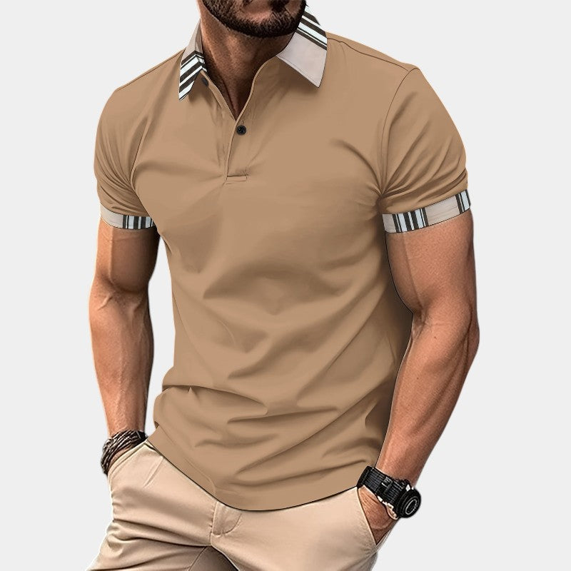 Behagelig stripete herre t-skjorte med krage. Kortermet for en moderne og allsidig sommerlook.
