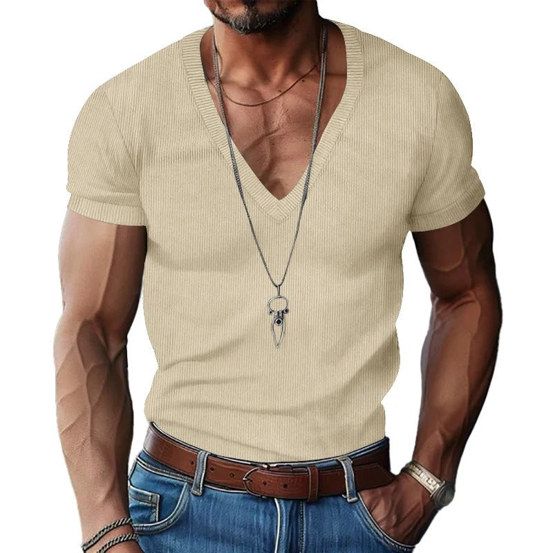Allsidig slim fit t-skjorte med V-hals. Strukturert stoff for en casual, men pen stil.