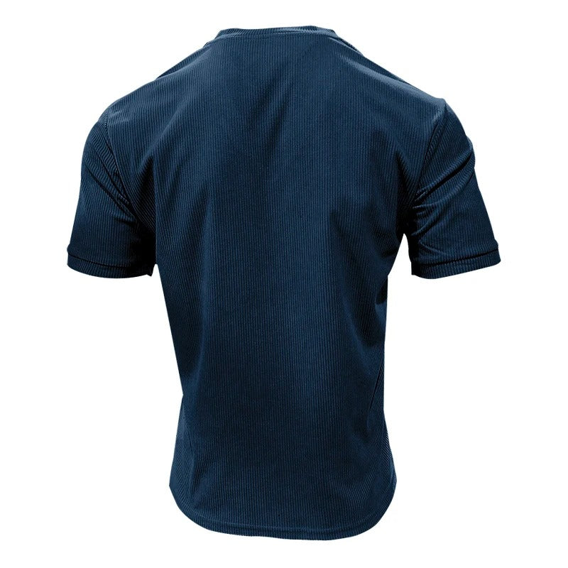 Sommer t-skjorte for menn: Enkel V-hals, teksturert stoff, slim fit design.