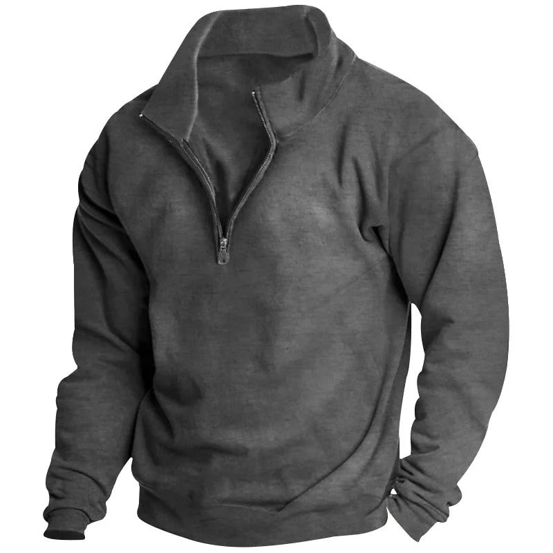 Mann iført komfortabel herre sweatshirt med halv glidelås, ideell for avslappede dager.