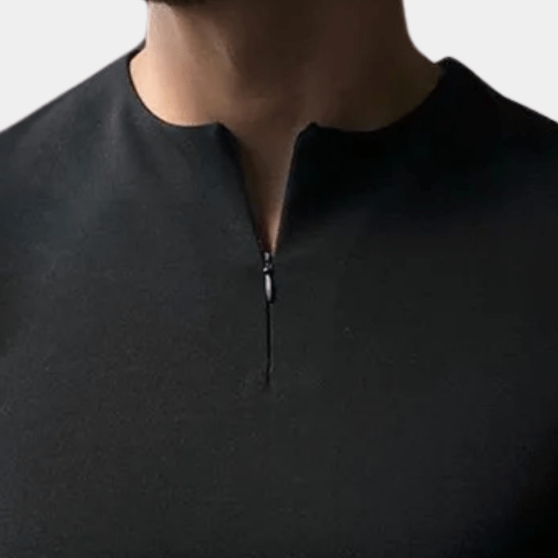 Svart herre t-skjorte i myk polyester for optimal komfort. Allsidig og stilren til casual bruk.