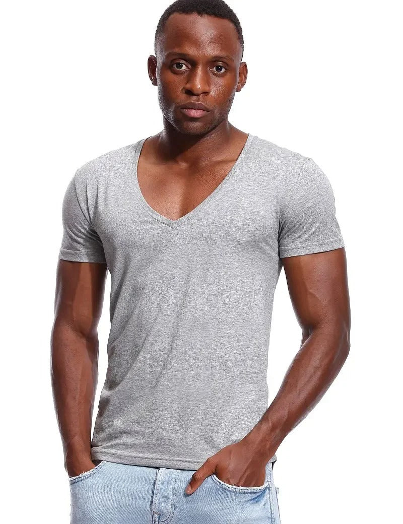Klassisk basisplagg: Kortermet slim fit herre t-skjorte med dyp V-hals, optimal for lag-på-lag.