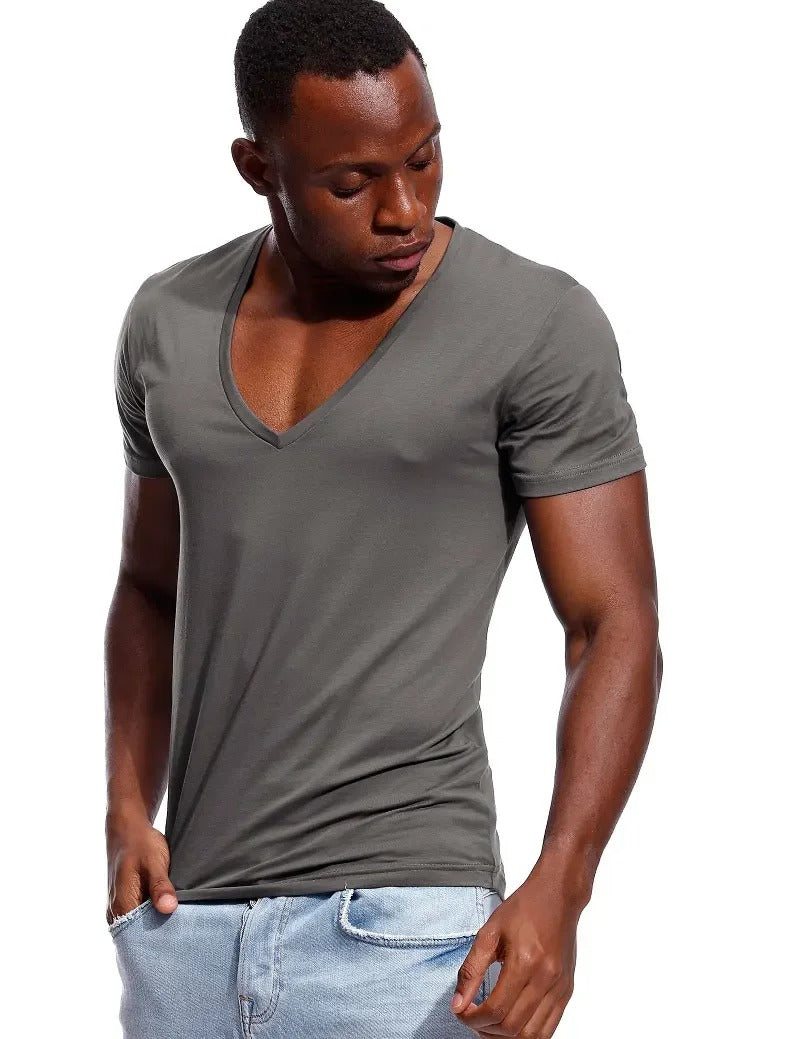 Tekstur av elastisk, pustende stoff på en svart slim fit herre t-skjorte med dyp V-hals.