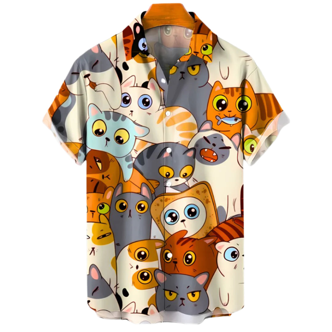 Herre t-skjorte med flerfarget Kitty Chaos kattemotiv. Komfortabel og lett fritidsskjorte med lekent design.