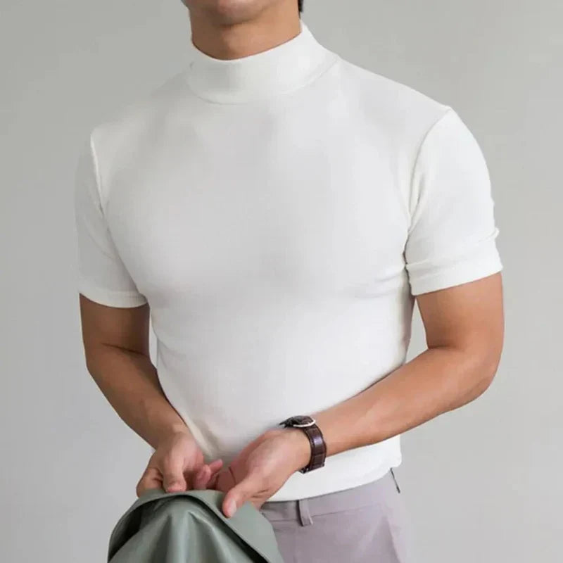 Stilren herre t-skjorte med høy krage i klassisk design. Ideell bomulls-t-skjorte for allsidig bruk.