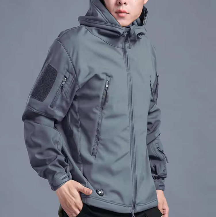 Stilig og funksjonell taktisk herre vinterjakke. Vanntett, vindtett softshell perfekt for tur, jakt og camping.