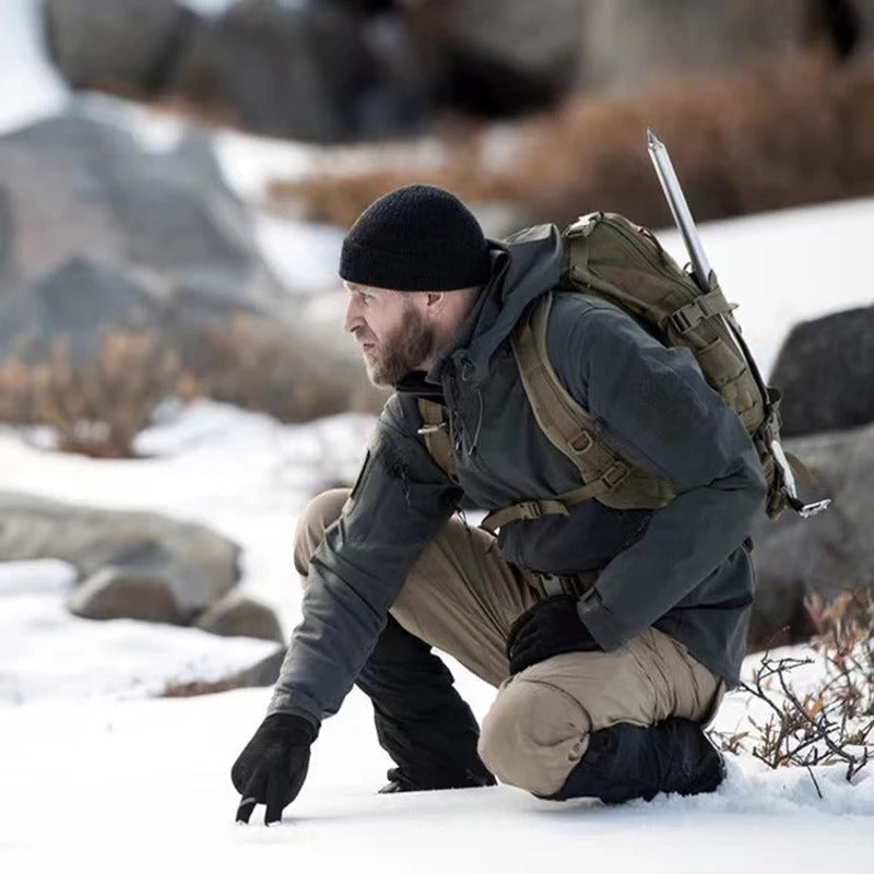 Robust jaktjakke/turjakke for herre. Taktisk, vanntett og vindtett design holder deg tørr og varm på fjellet.