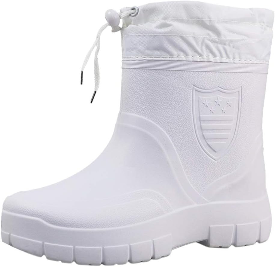 Et par herre termiske regnstøvler for vinter, vist forfra med robust design og praktisk fottøy.