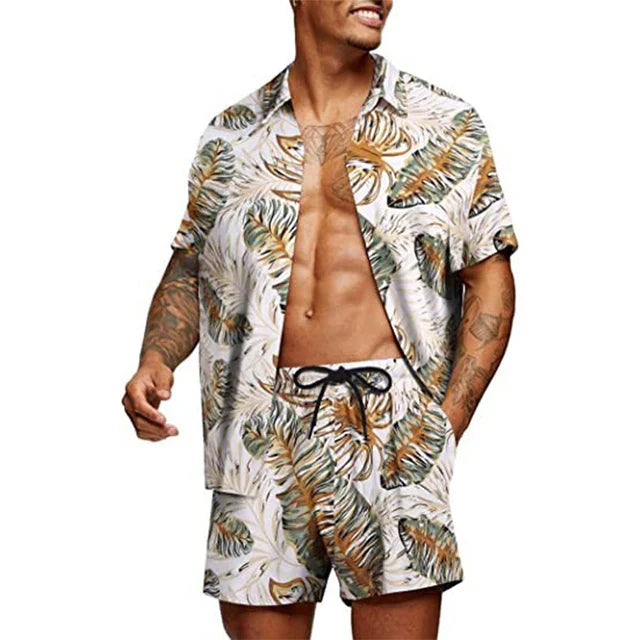 Koordinert herre sett med abstrakt mønster. Kortermet skjorte og shorts for strandmote og ferieantrekk.