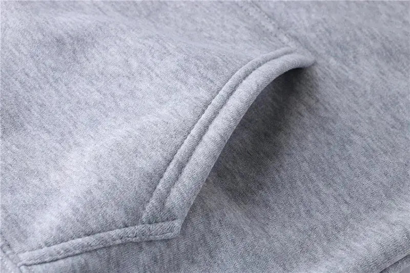 Stilig herre joggesett med moderne passform. To-delt sett perfekt for sporty look og daglig komfort, premium aktivtøy.