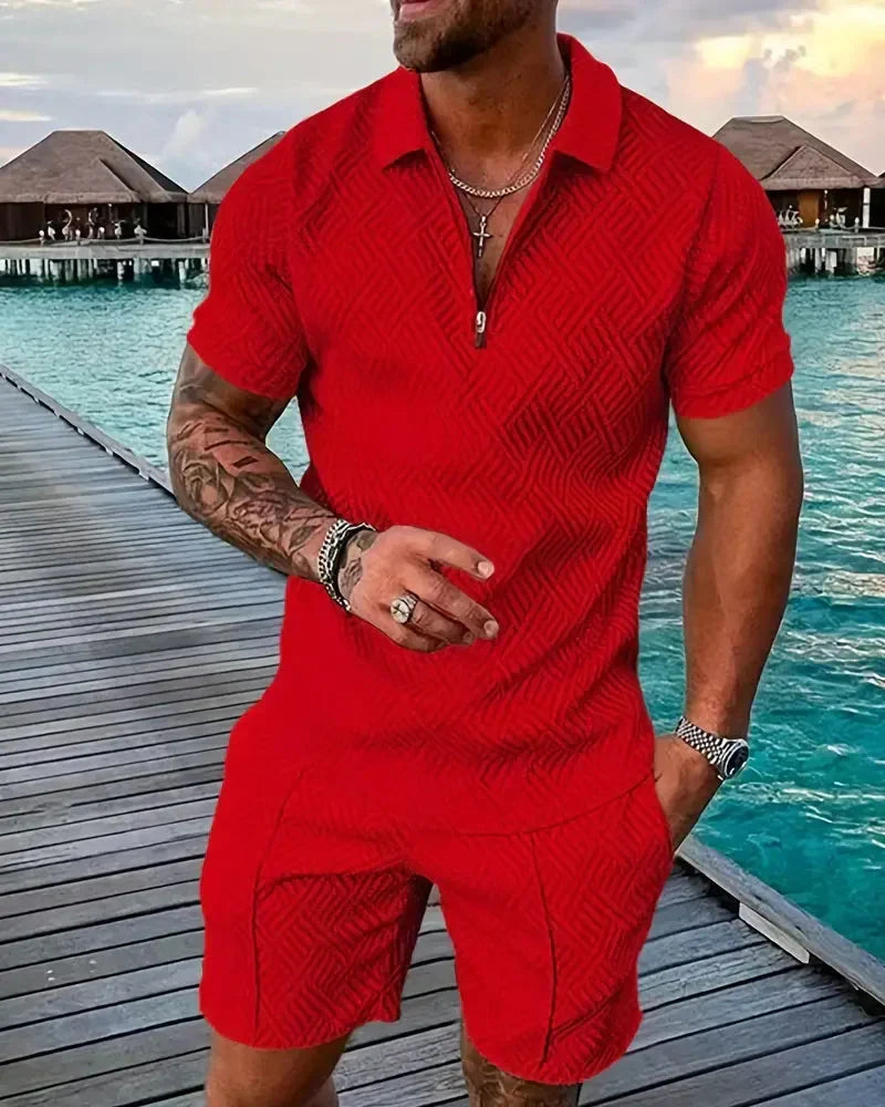 Sporty herresett for fritid og strand. Uformelt sommersett med glidelås polo og shorts.