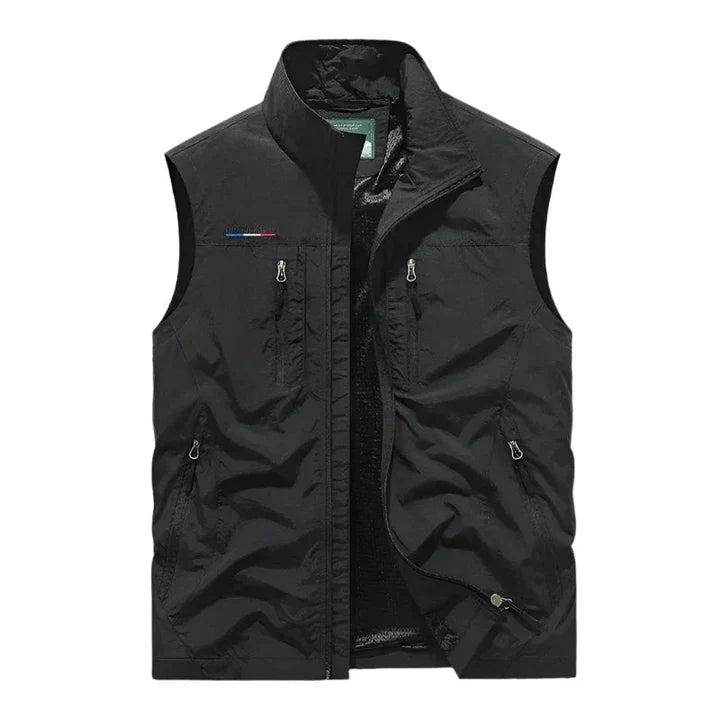 Grå vannavstøtende bodywarmer for herre. Varmt yttertøy til alle vær, tilgjengelig i flere farger.