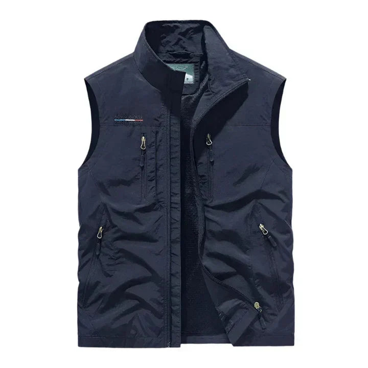 Sporty mørk blå herre bodywarmer, vannavstøtende design. Varm og stilfull vest for aktive menn.