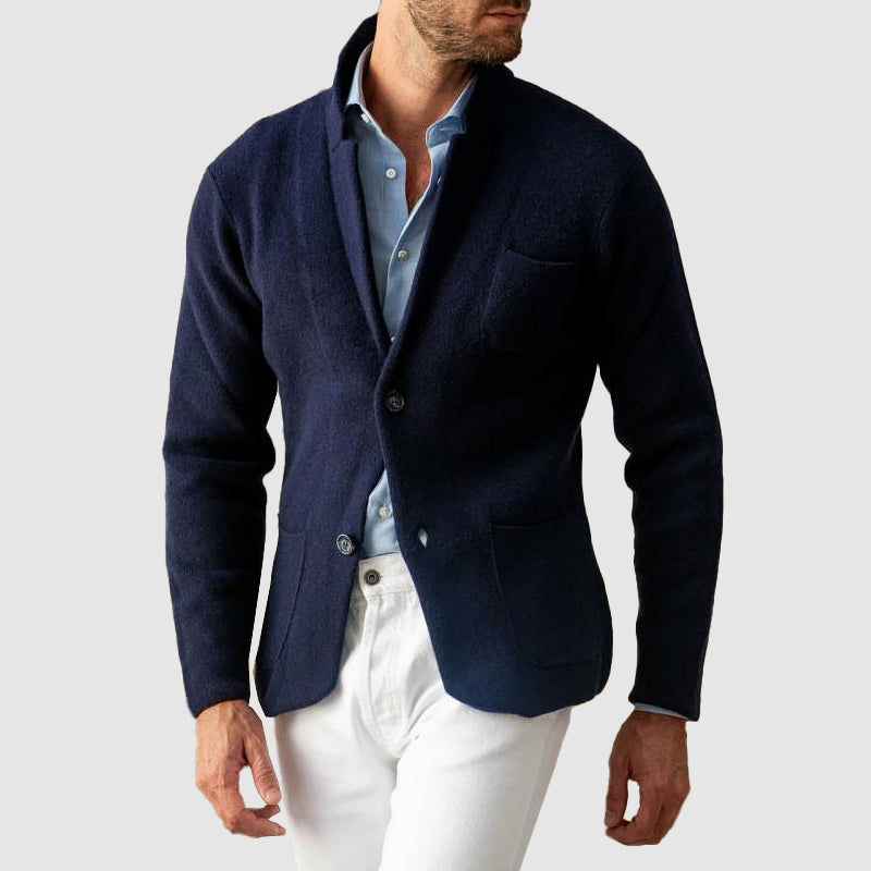 Elegant strikket herrecardigan med klassisk krage og knapper, ideell som høstjakke og formelt antrekk.