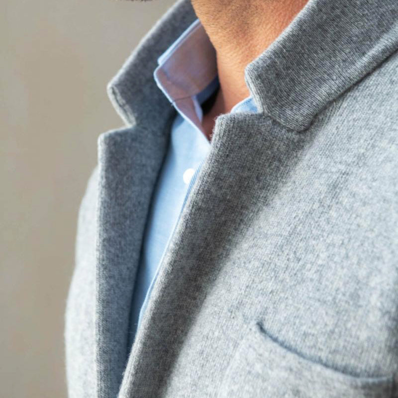 Mann iført elegant vintage herrecardigan med klassisk krage, perfekt for en sofistikert og stilfull lagdelt look.