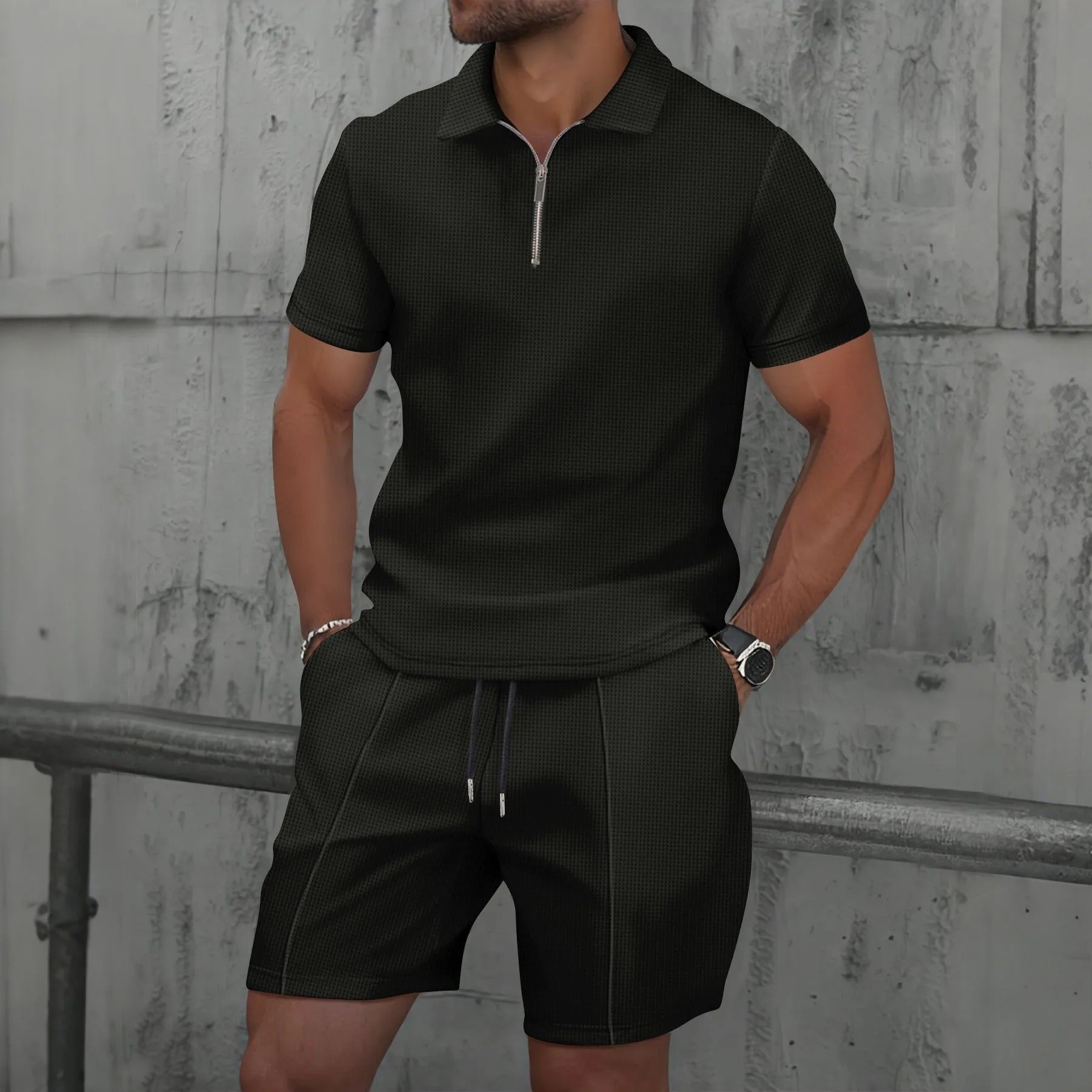 Nærbilde av herre waffle zip-up topp. Myk struktur og avslappet passform for et stilrent sommerantrekk.