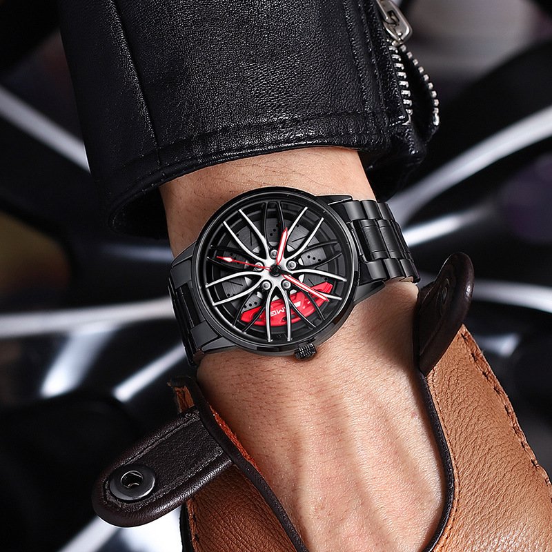 Trendklokke for menn: Sort herrearmbåndsur med sporty racerbilinspirerte detaljer. Et stilig tilbehør.