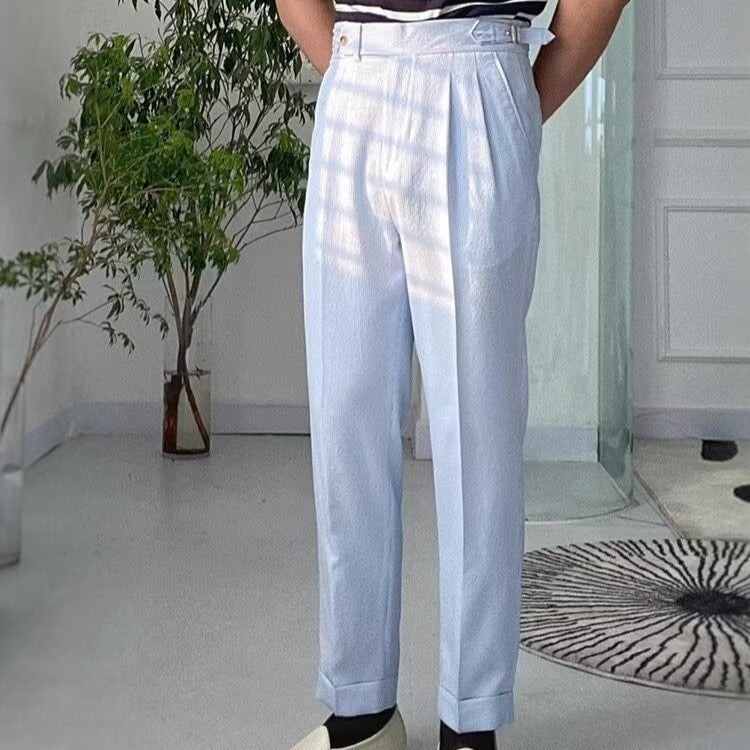 Trendy herrebukse i straight-leg design med høy midje og plissert front. Perfekt for menns mote.