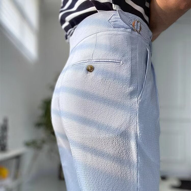 Elegant herrebukse med høy midje, straight-leg og plissert front. En klassiker for menn.
