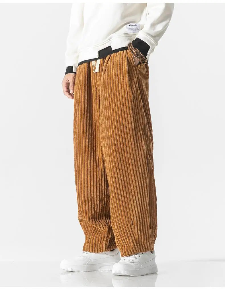 Stilige herrebukser i mykt stoff. Løs passform og rette ben sikrer hverdagskomfort og casual stil.