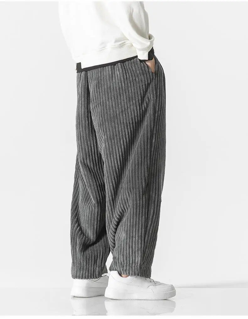 Bakside av allround herrebukse. Løs passform og rette ben for fritidsbukser med moderne casual stil.